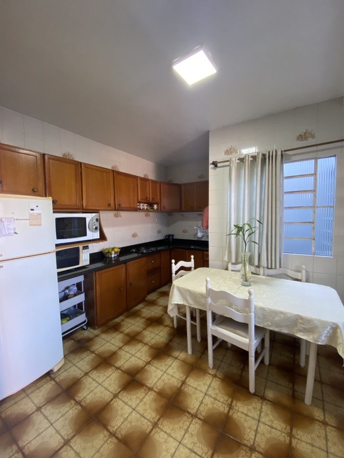 Casa à venda com 3 quartos, 200m² - Foto 2